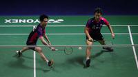 Pasangan ganda putra Indonesia, Marcus Fernaldi Gideon/Kevin Sanjaya Sukamuljo saat bertanding melawan rekan senegaranya, Wahyu Nayaka Arya Pangkaryanira/Ade Yusuf Santoso dalam babak 32 Besar Turnamen Bulu Tangkis East Ventures Indonesia Open 2022 di Istora Senayan, Jakarta, Selasa (14/6/2022). Marcus/Kevin menang dua game langsung 21-19, 21-16. (Bola.com/Bagaskara Lazuardi)