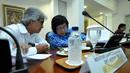Menteri Lingkungan Hidup dan Kehutanan Siti Nurbaya (kanan) saat menghadiri rapat terbatas di Kantor Presiden, Komplek Istana Kepresidenan, Jakarta, Senin (16/3/2015). Rapat membahas tentang paket kebijakan ekonomi pemerintah. (Liputan6.com/Faizal Fanani)