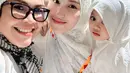 Saat umrah, wajah Ayu pun tampil tanpa makeup. Ia pun memerlihatkan wajah natural glowing.[@ayutingting92]