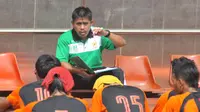 Pelatih tim Pra PON Jatim, Hanafing enggan berkecil hati walau timnya batal menjadi tuan rumah gelaran Pra PON zona Jawa di Stadion Gelora Delta, Sidoarjo. (Bola.com/Zaidan Nazarul) 