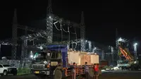 Proses perbaikan listrik di Madura yang byar pet sejak sepekan lalu. (Dian Kurniawan/Liputan6.com).