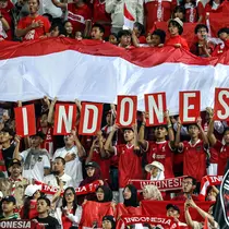 Para suporter Indonesia memberi dukungan saat Timnas Indonesia U-23 menghadapi Yordania U-23 pada laga ketiga Grup A Piala Asia U-23 2024 di Abdullah bin Khalifa Stadium, Doha, Qatar, Minggu (21/4/2024). (AFP/Karim Jaafar)