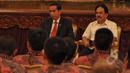 Presiden Joko Widodo (kiri) dan Menko Perekonomian Sofjan Djalil menerima Badan Pengurus Harian Himpunan Pengusaha Muda Indonesia  (BPH Hipmi) di Istana Negara, Jakarta, Senin (6/4/2015). (Liputan6.com/Faizal Fanani)