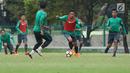 Pemain Timnas Indonesia U-23, Septian David Maulana (tengah) berebut bola saat latihan di Lapangan A Senayan, Jakarta, Sabtu (17/3). Latihan ini persiapan uji tanding melawan Singapura pada 21 Maret mendatang. (Liputan6.com/Helmi Fithriansyah)