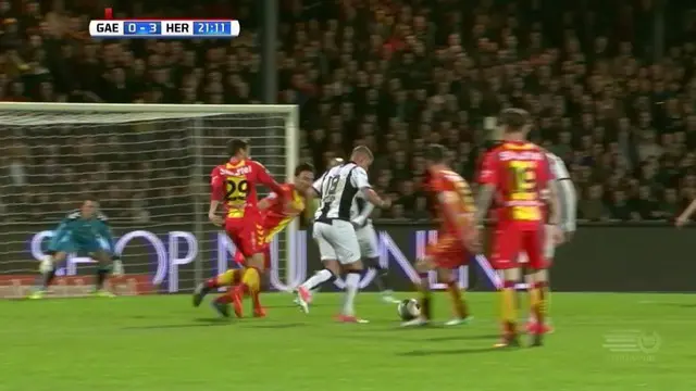 Aksi pemain jebolan akademi Liverpool, Kristoffer Peterson, saat cetak gol indah di Liga Belanda. This video presented by Ballball.