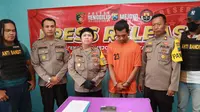 Pelaku pencurian motor ASN Surabaya digelandang ke kantor polisi. (Dian Kurniawan/Liputan6.com)