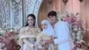 Pada acara akikah ini, Krisdayanti tampil mengenakan long dress body cob warna earth tone dengan hiasan bunga 3D. Gaun pun tampak maksimal dengan train di bagian belakang. [@krisdayantilemos]