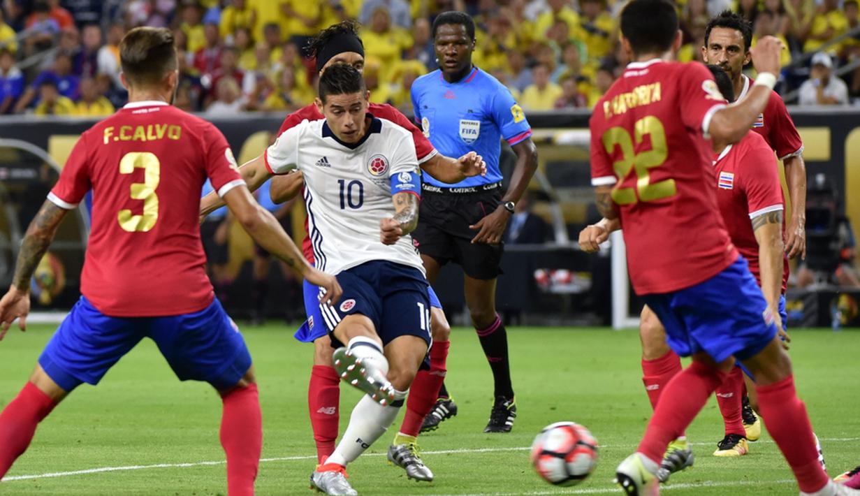 Pemain Kolombia, James Rodriguez, melakukan tendangan ke arah gawang Kosta Rika dalam laga Grup A Copa America Centenario 2016 di Stadion NRG, Houston, AS, Minggu (12/6/2016). (AFP/Nelson Almeida)