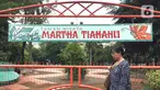 Pejalan kaki melewati Taman Martha Tiahahu di kawasan Blok M, Jakarta, Selasa (18/2/2020). Keasrian dan kenyamanan taman yang memiliki luas 20.960 meter persegi tersebut dinilai terbengkalai dan tak layak menjadi taman kota karena tidak terawat. (Liputan6.com/Immanuel Antonius)