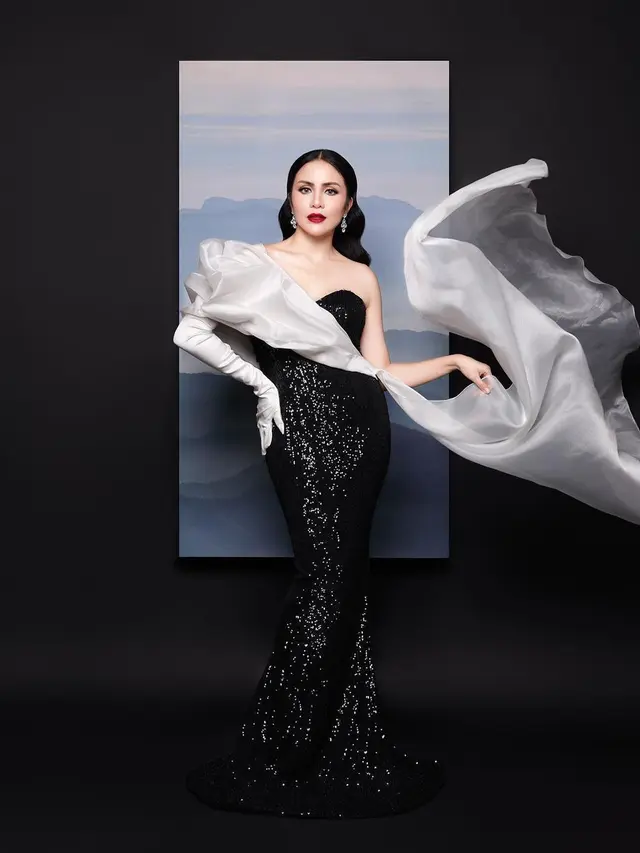 7 Potret Momo Geisha dalam Balutan Gaun Glamor, Curi Perhatian