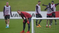 Kiper Inggris, Joe Hart, mendengarkan instruksi saat latihan di St George Park, Staffordshire, Selasa (7/11/2017). Latihan ini persiapan jelang laga persahabatan melawan Jerman dan Brasil. (AFP/Paul Ellis)