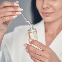 Ilustrasi menggunakan serum vitamin C. (c) yacobchuk1/Depositphotos.com