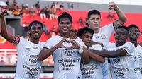 Selebrasi yang dilakukan Septian Satria Bagaskara dan rekan-rekannya setim saat RANS Nusantara FC bermain imbang 1-1 kontra Barito Putera dalam laga grup B Piala Presiden 2022, Selasa (14/6/2022). (dok RANS Nusantara FC)