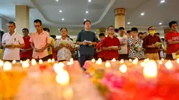 Waisak merupakan hari suci untuk memperingati tiga peristiwa penting dalam kehidupan Siddhartha Gautama (Buddha): kelahiran, pencapaian pencerahan (Buddha), dan wafatnya (parinirvana). (CHAIDEER MAHYUDDIN/AFP)