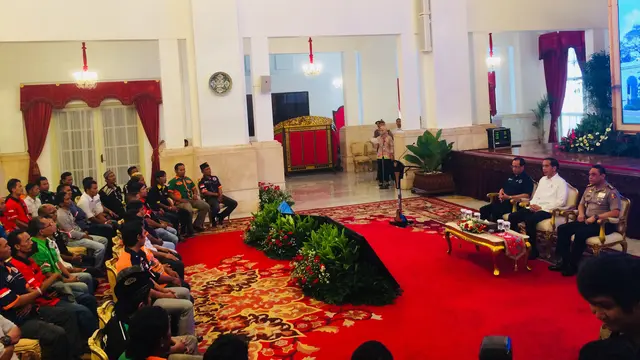 Presiden Jokowi menerima 70 pengemudi truk di Istana Negara, Jakarta. (Merdeka.com/Titin)