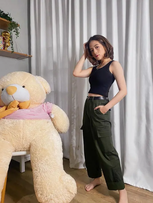 Bosan dengan jeans, pilihlah model celana straight-leg fit yang tetap memberikan ilusi bagginess namun tetap memberikan bentuk yang lebih pas.(Foto: Instagram 
@zaraadhsty)