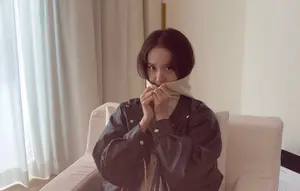 Fashion Yoona SNSD Padu Padan Jaket Kulit dan Hoodie Bernuansa Musim Gugur