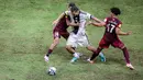 <p>Pemain Timnas Jerman U-17, Paris Brunner (tengah) berhasil mengoceh dua pemain Timnas Venezuela U-17 dalam laga pamungkas Grup F Piala Dunia U-17 2023 yang berlangsung di Jakarta International Stadium (JIS), Jakarta, Sabtu (18/11/2023). (Bola.com/Bagaskara Lazuardi)</p>