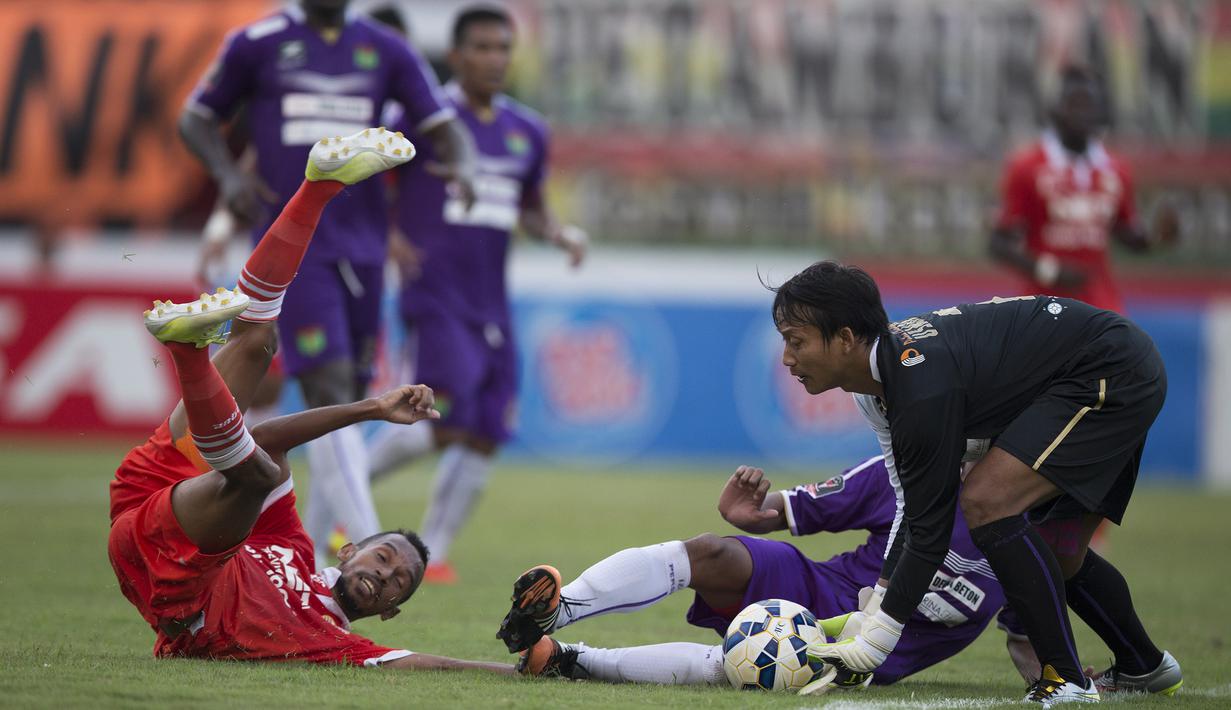 Pemain Persija, Nur Iskandar terjatuh pada laga Piala Presiden melawan Persita di Stadion Dipta, Kamis (3/9/2015). Pertandingan berakhir imbang 1-1. (Bola.com/Vitalis Yogi Trisna)