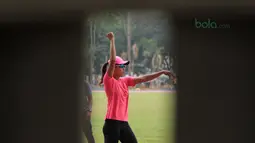 Atlet putri Indonesia, Emilia Nova mempraktekan gerakan melempar saat sesi latihan di Stadion Madya, Jakarta, Kamis (7/6/2018). Latihan tersebut merupakan bagian dari persiapan Asian Games 2018. (Bola.com/Nick Hanoatubun)