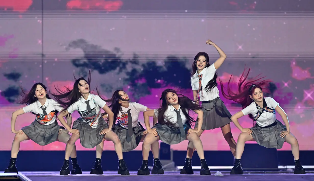 Grup K-pop Korea Selatan NMIXX tampil selama konser K-pop sebagai bagian dari Seoul Festa 2022 di stadion Jamsil di Seoul (10/8/2022). Upacara pembukaan menampilkan pertunjukan oleh bintang dunia Rain dan NCT Dream, serta bintang K-pop lainnya. (AFP/Jung Yeon-je)