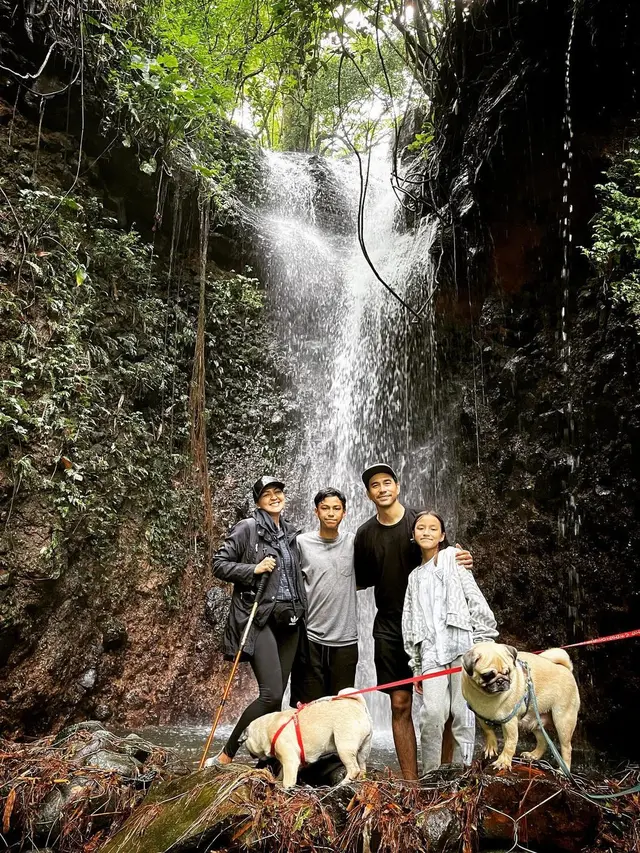6 Potret Seru Keluarga Darius Sinathrya Camping di Kaki Gunung Salak