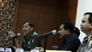 Atas kejadian tersebut, 2 anggota TNI lain datang ke Markas Brimob untuk menanyakan alasan rekan mereka ditembak. Tapi, para polisi yang berada di Mako Brimob mengira akan ada penyerangan, Jakarta, (14/10/14). (Liputan6.com/Faizal Fanani)