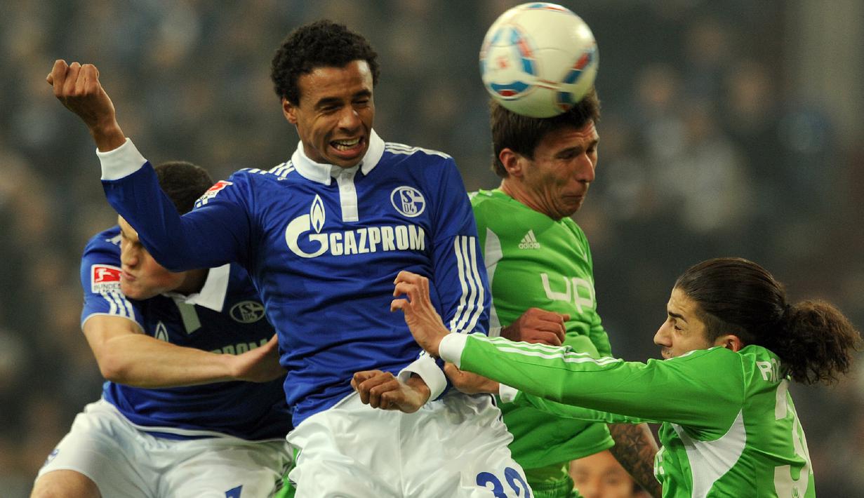 2. Joel Matip (Liverpool) - Bek tengah asal Kamerun ini memiliki caps sebanyak 194 kali bersama Schalke 04. Pada 2016 dirinya pindah ke Liverpool karena pinangan Juergen Klopp hingga akhirnya meraih gelar Liga Champions musim lalu. (AFP/Patrik Stollarz)