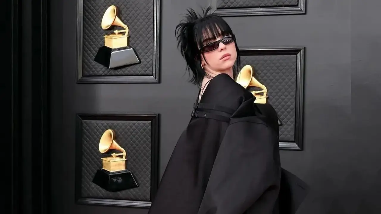 Billie Eilish dalam outfit serba hitam rancangan Rick Owens di Grammy 2022
