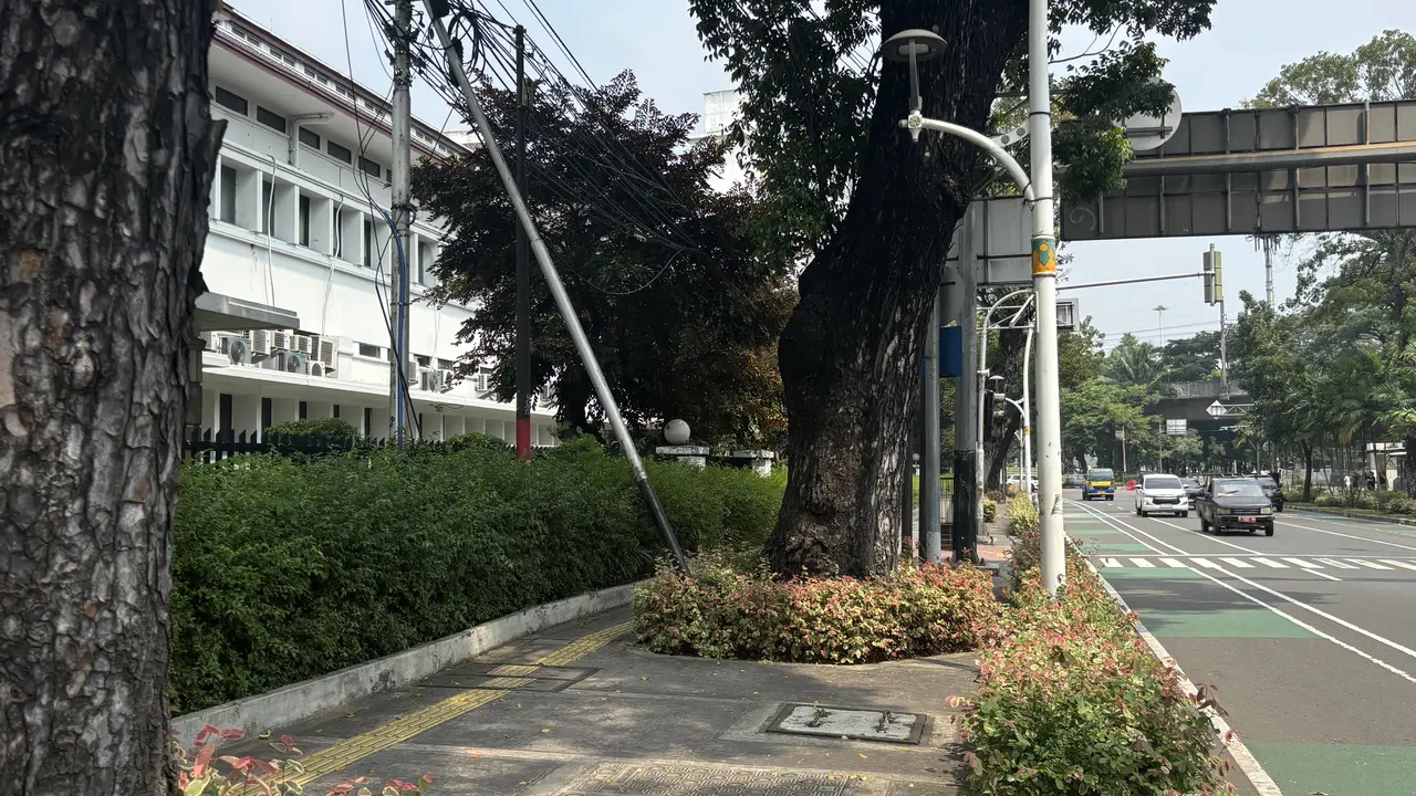 Tiang-Tiang Miring di Jalanan Jakarta