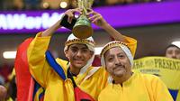 Seorang pendukung Ekuador memegang piala tiruan menjelang pertandingan Grup A Piala Dunia 2022 Qatar antara Qatar dan Ekuador di Stadion Al-Bayt di Al Khor, utara Doha pada 20 November 2022. (AFP/Glyn Kirk)