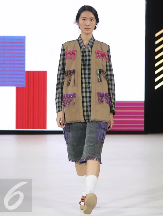 Model membawakan busana rancangan Amanda Indah Lestari di panggung Senayan City Fashion Nation ke-11, Jakarta, Rabu (12/4). Lewat label fesyen Lekat, Amanda memamerkan cuplikan koleksi fall/winter 2017 dengan tenun baduy. (Liputan6.com/Herman Zakharia)