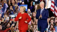 Hillary Clinton dan Bill Clinton (AP Photo)