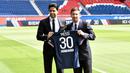 Lionel Messi akhirnya secara resmi diperkenalkan sebagai pemain baru Paris Saint Germain oleh Presiden klub Nasser Al-Khelaifi, Rabu (11/8/2021). (Foto: AFP/Stephane De Sakutin)
