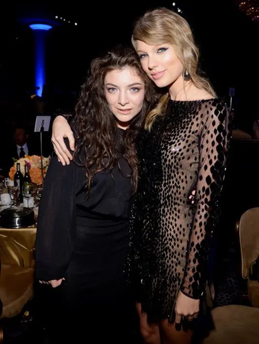 “Sekilas kamu pikirkan itu dan kamu akan gila. Jadi seakan ‘kami sedang berada di Wonderland, dan itu yang terjadi di sekitar kami’, aku pun tak bergaul dengan orang-orang itu,” ucap Lorde dalam wawancara. (AFP/Bintang.com)