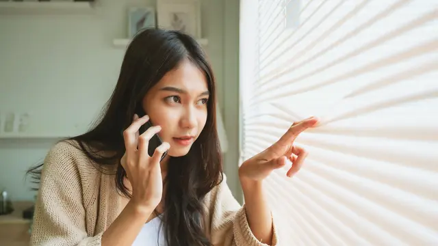 perempuan jago gosip