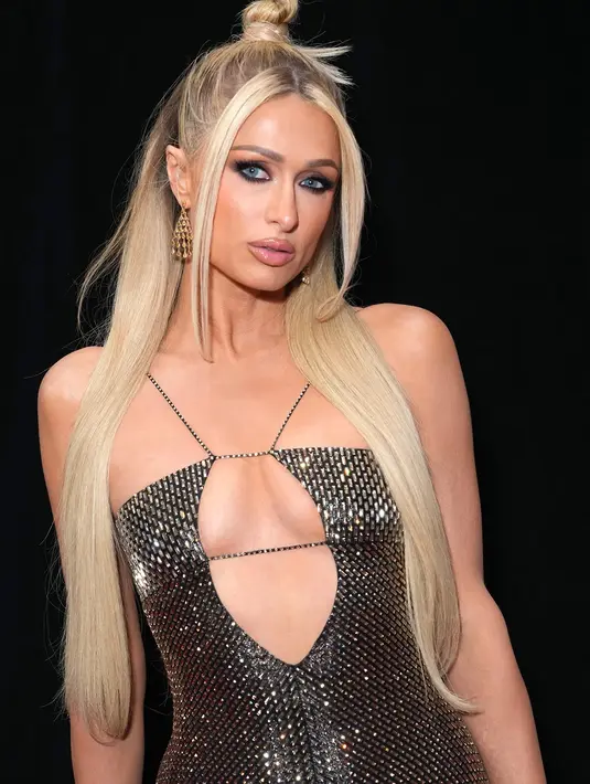 <p>Paris Hilton jelas berada di era rockstar. Pirang panjang yang dikuncir setengah dengan riasan wajah sempurna dan kulit lembap membuat penampilannya terlihat feminin, vampy, dan chic secara bersamaan. Foto: Glamour.</p>