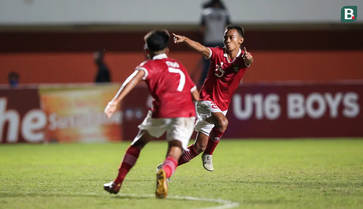 Muhammad Riski Afrisal. Gelandang berusia 16 tahun yang juga kelahiran Blitar seperti Arkhan Kaka Purwanto ini juga mampu menyumbang 2 gol bagi Tim Garuda Asia selama turnamen Piala AFF U-16 2022 berlangsung. Satu gol dicetak saat mengalahkan Singapura 9-0 di laga kedua grup A (3/8/2022). Sementara gol keduanya yang dicetak lewat eksekusi tendangan bebas cantik ke gawang Myanmar di semifinal (10/8/2022), menjadi penyelamat Indonesia untuk memaksakan hasil imbang 1-1 dan akhirnya memastikan lolos ke final usai menang adu penalti 5-4 di mana ia pun sukses menjalankan tugasnya sebagai eksekutor tendangan penalti. (Bola.com/Bagaskara Lazuardi)