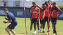 Para pemain PSG berlatih ringan di Miami Shores, Florida, Senin (17/7/2017). PSG bersiap menghadapi turnamen International Champions Cup. (AP/Carl Juste)