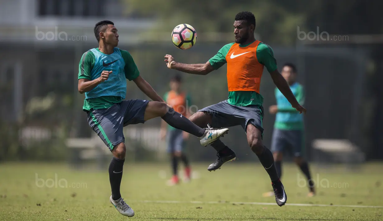 Dengan postur tinggi dan kemampuan mengontrol bola yang baik, Ricky Fajrin diharap bisa menjaga solidnya lini belakang Timnas U-22. (Bola.com/Vitalis Yogi Trisna)