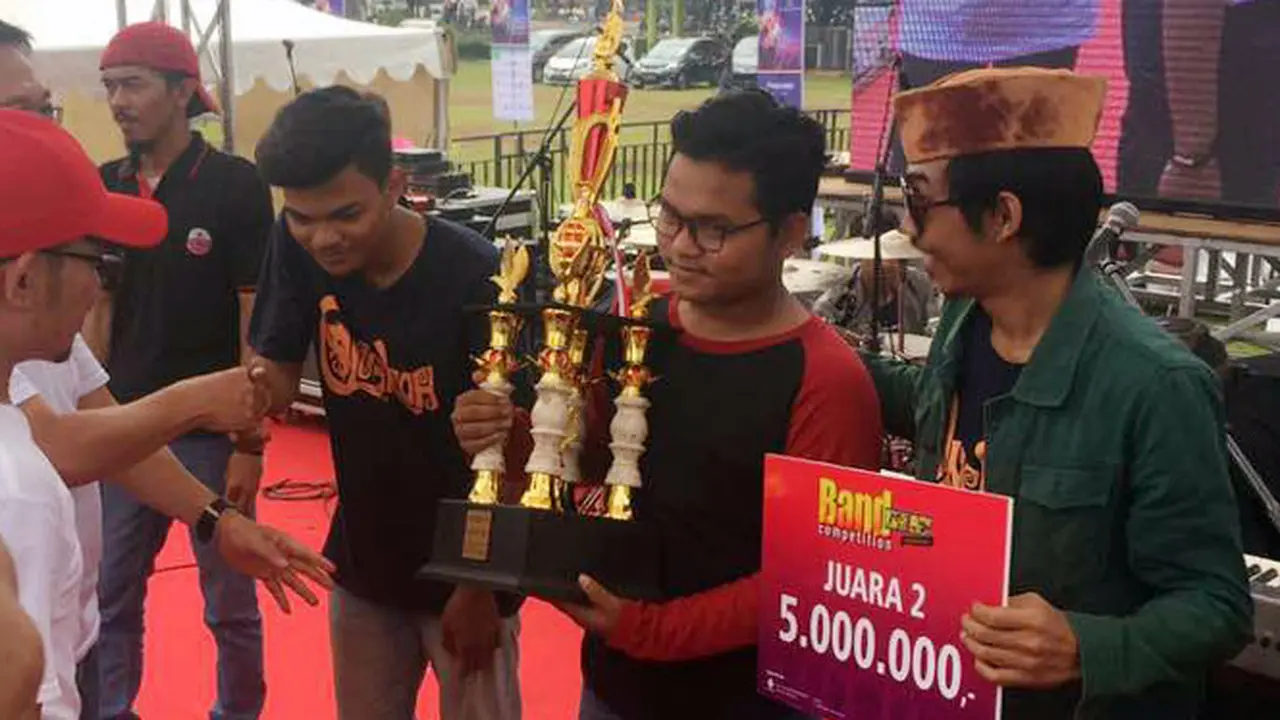 Ribuan buruh menghadiri acara tersebut. Dalam acara tersebut selain pentas musik, di sekitar panggung utama digelar aneka kegiatan seperti periksa kesehatan gratis, bazar, lomba memasak, wahan permainan, olahraga dan sebagainya.