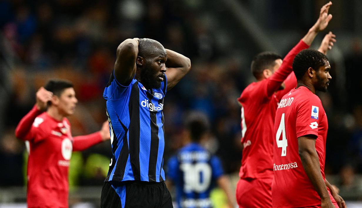 Reaksi kecewa pemain Inter Milan, Romelu Lukaku setelah laga lanjutan Liga Italia 2022/2023 melawan Monza di Giuseppe Meazza, Milan, Minggu (16/04/2023) WIB. Nerazzurri kalah dengan skor 0-1. (AFP/Gabriel Bouys)