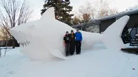 Tiga bersaudara yang tinggal di New Brighton, Minnesota, suka membuat patung salju di halaman depan rumah mereka setiap musim dingin. 
