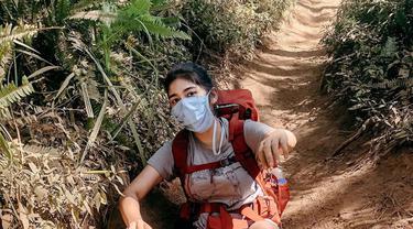 Aktris cantik Debi Sagita kerap mengunggah momen saat ia mendaki gunung. Gaya penampilannya saat mendaki pun sangat simpel. Seperti saat di gunung Slamet, ia hanya memakai kaus, celana pendek, membawa tas dan tentunya memakai masker. (Liputan6.com/IG/@debisagita)