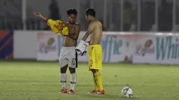 Gelandang Madura United, Andik Vermansah, bertukar jersey dan celana dengan gelandang Bhayangkara FC, Wahyu Suboseto, pada laga Liga 1 2019 di Stadion Madya, Jakarta, Senin (5/8). Kedua tim bermain imbang 1-1. (Bola.com/M iqbal Ichsan)