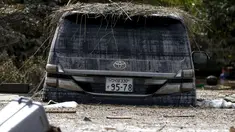 Sebuah mobil teronggok akibat meluapnya sungai Kinugawa yang disebabkan Topan Etau di Joso, Ibaraki Prefecture, Jepang, Sabtu (12/9/2015). Setidaknya 16 orang masih dinyatakan hilang. (REUTERS/Issei Kato)