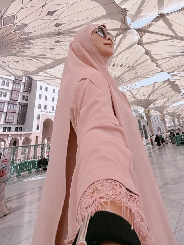 Citra Kirana saat Umrah pakai busana muslim pink. [@citraciki]