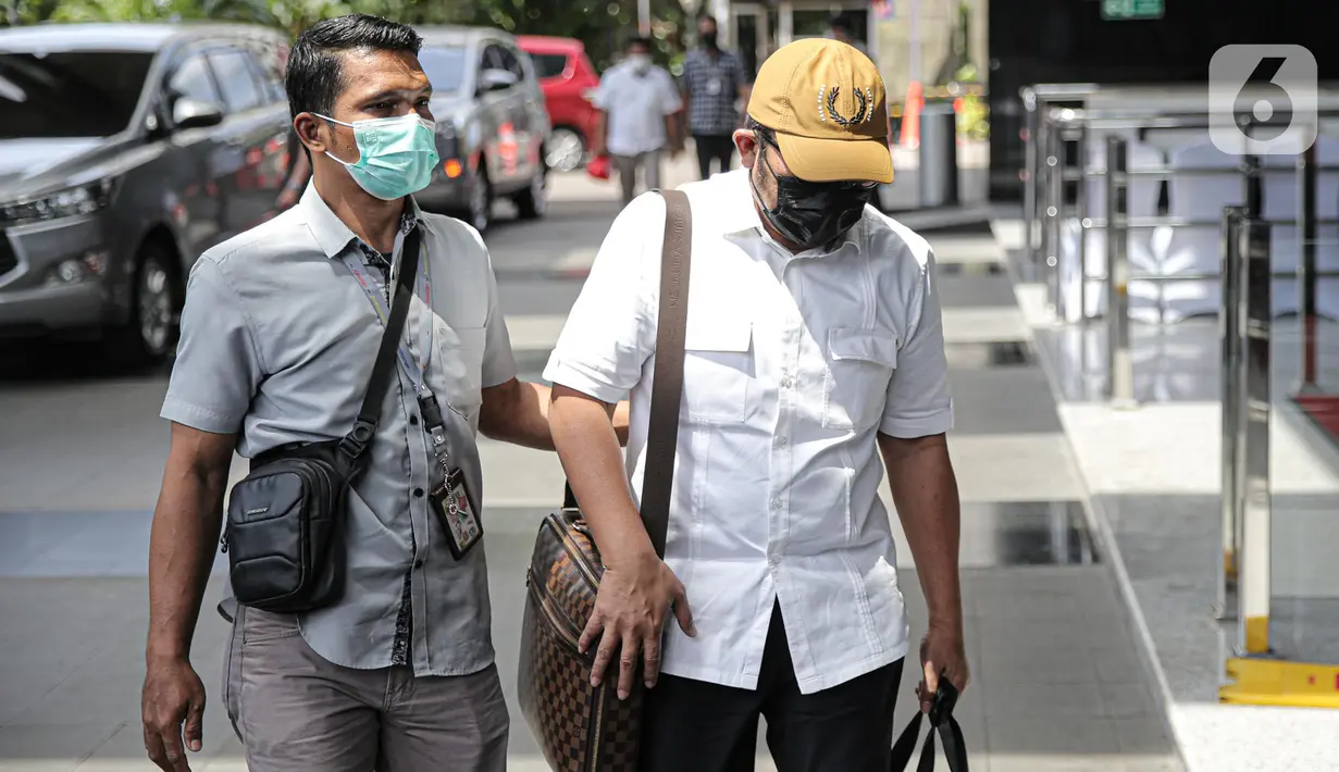 Wakil Ketua DPRD Provinsi Jawa Timur Sahat Tua Simanjuntak (topi) tiba untuk menjalani pemeriksaan di Gedung Merah Putih KPK, Jakarta, Kamis (15/12/2022). KPK mengamankan total empat orang dalam operasi tangkap tangan (OTT) Wakil Ketua DPRD Jawa Timur Sahat Tua Simanjuntak. (Liputan6.com/Faizal Fanani)