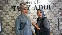 Desainer favorit keluarga Jokowi Tuty Adib memamerkan baju kurung (modest wear) dari tenun Payakumbuh ke ajang mode bergengsi London Fashion Week (Liputan6.com/Fajar Abrori)