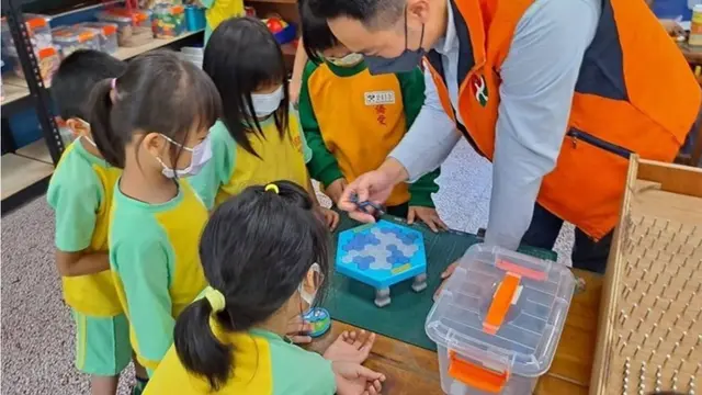 Agus Lie saat menjadi relawan di perpustakaan mainan Taiwan.
